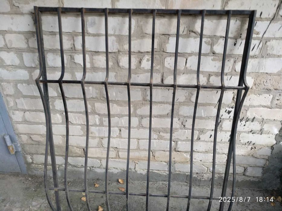 Продам металлические решетки на окна