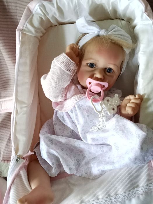 Boneca bebe reborn com alcofa