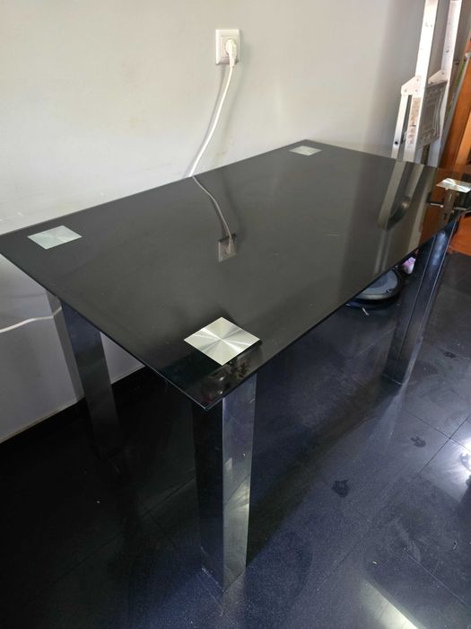 Mesa de Vidro com pernas metálicas