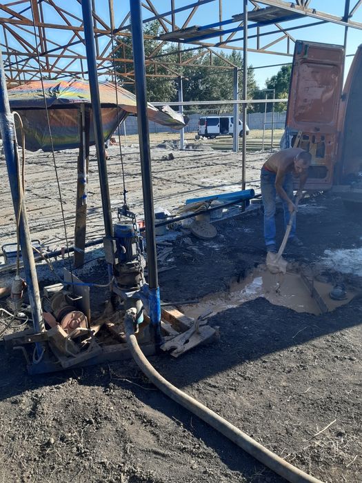 Бурение , чистка , ремонт скважин на воду .