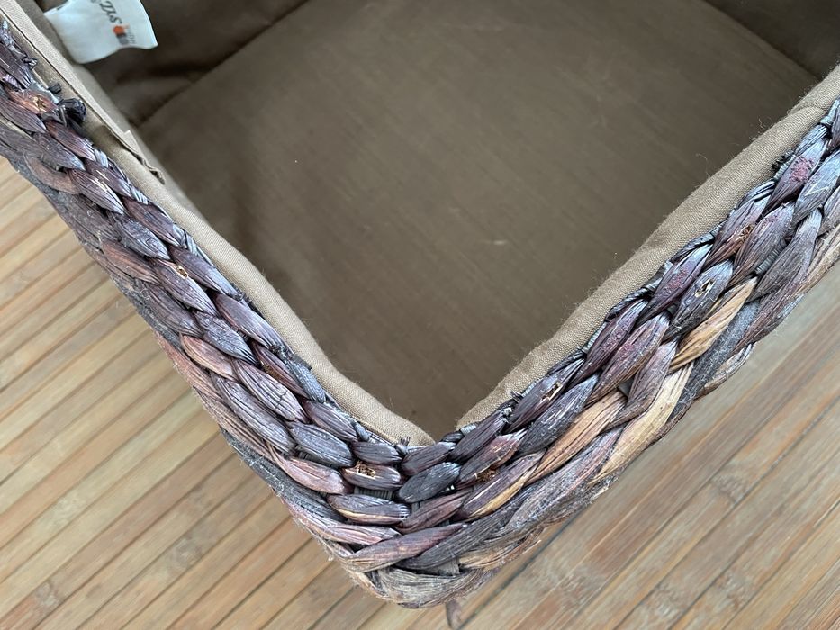 Caixa de arrumação com tampo em pele