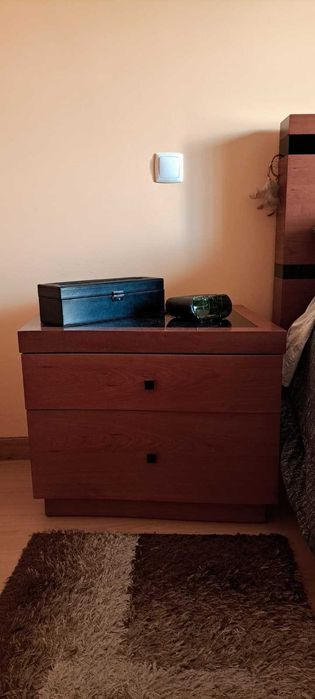 Cama casal em aglomerado de cerejeira mais mesas de cabeceira