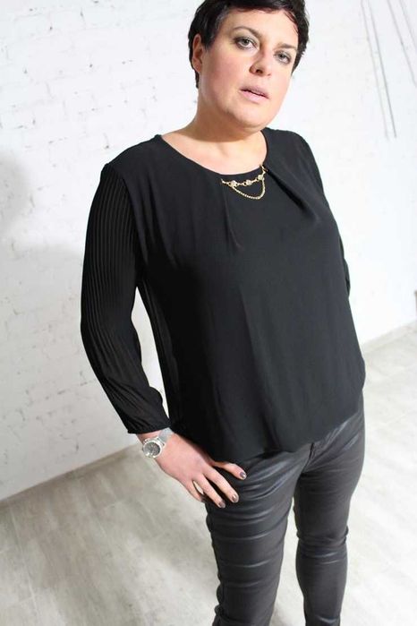 Czarna elegancka bluzeczka uniwersalny do 42/44 rękaw plisa