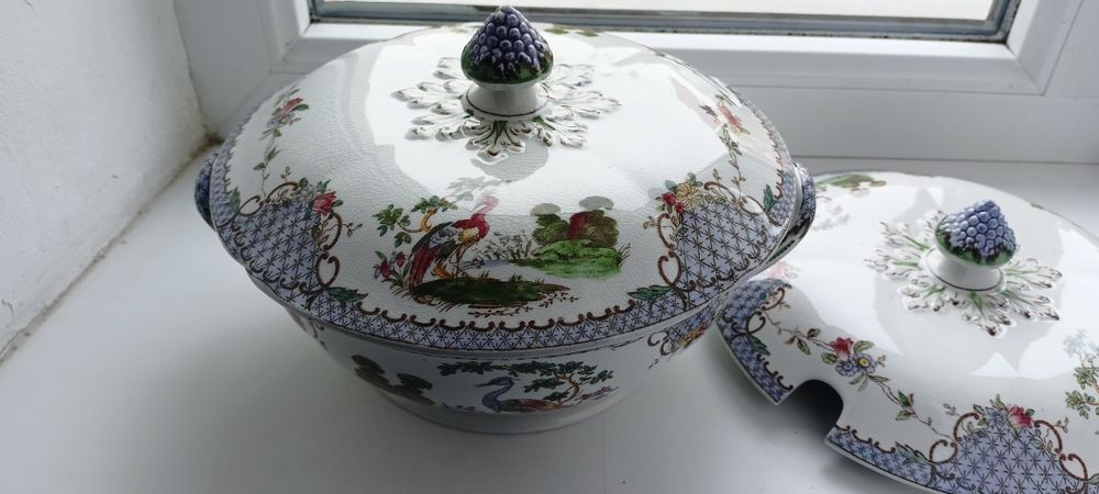 Старовинна супниця з двома кришками