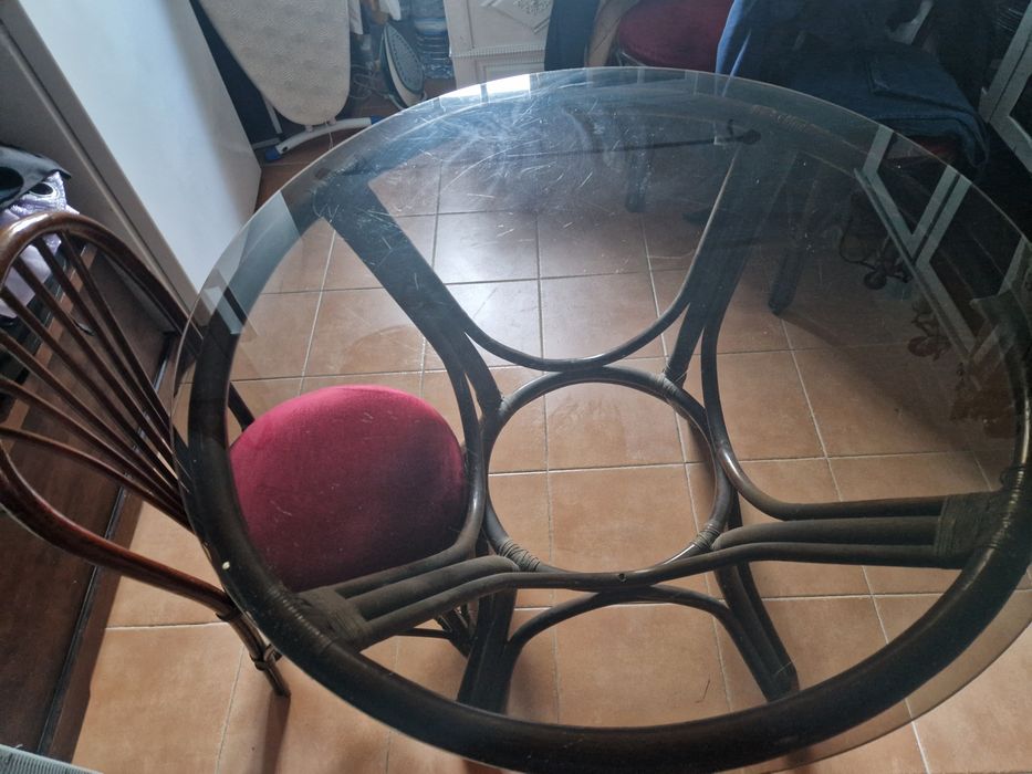 Cadeiras forradas a bordot,  Mesa com pés bambu e tampo de vidro para 6 pessoas...