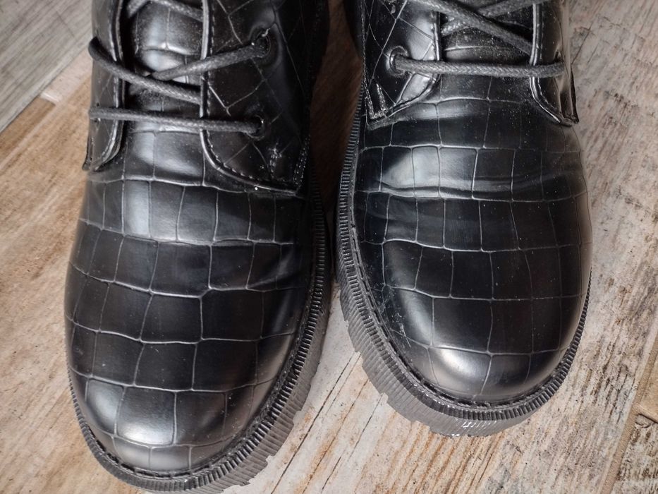 Buty czarne wiązane 39