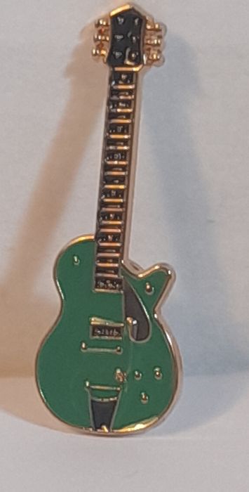 Pin com design de guitarra.