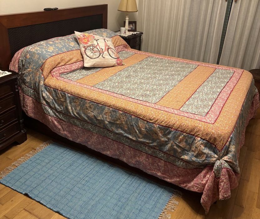 Cama de casal com arrumação