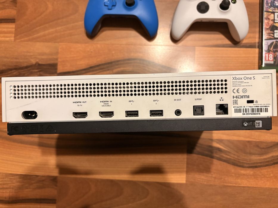 Xbox One S 1TB z napędem CD/Blu-Ray + 1 pad + FC 25, GTA V, CoD