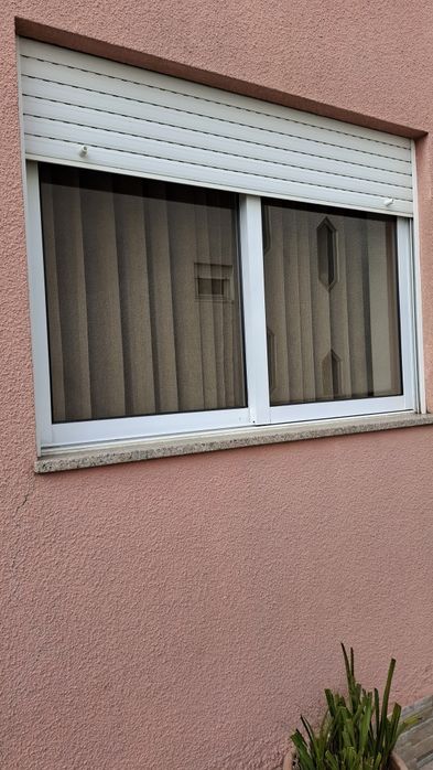 Segue para venda janelas e portas e janelas e porta da frente de madeira