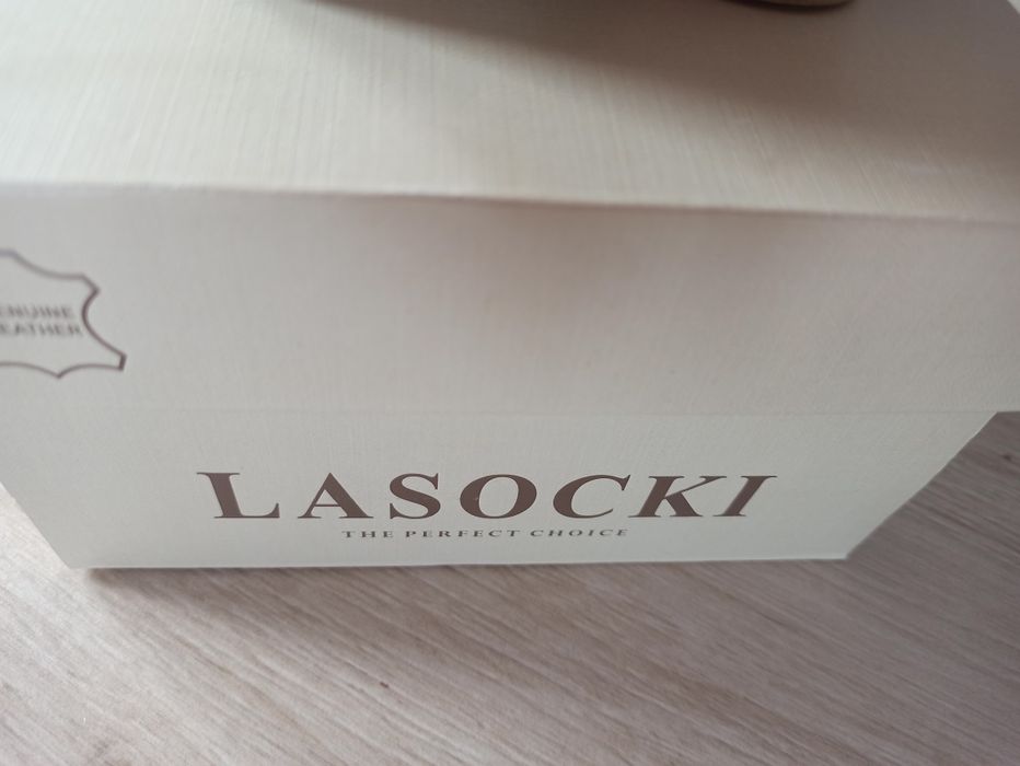 Sandały na koturnie Lasocki