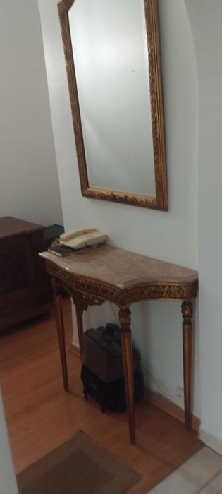 Mesa de entrada clássica com espelho. Muito elegante e bonito