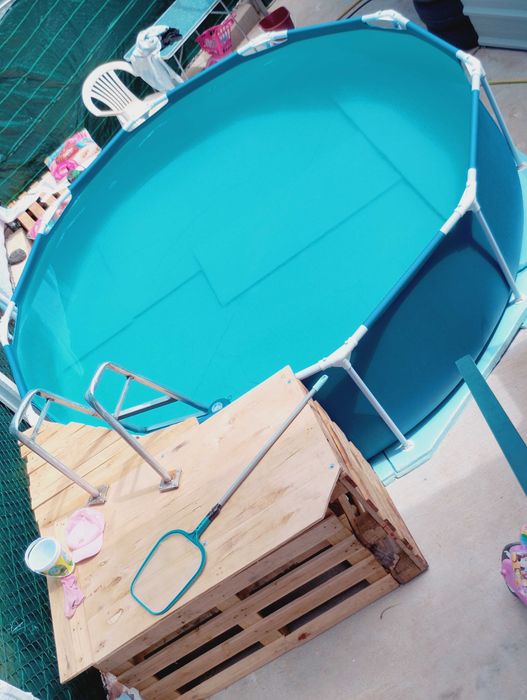 Vendo piscina , elevada do chão com escadas e plataforma