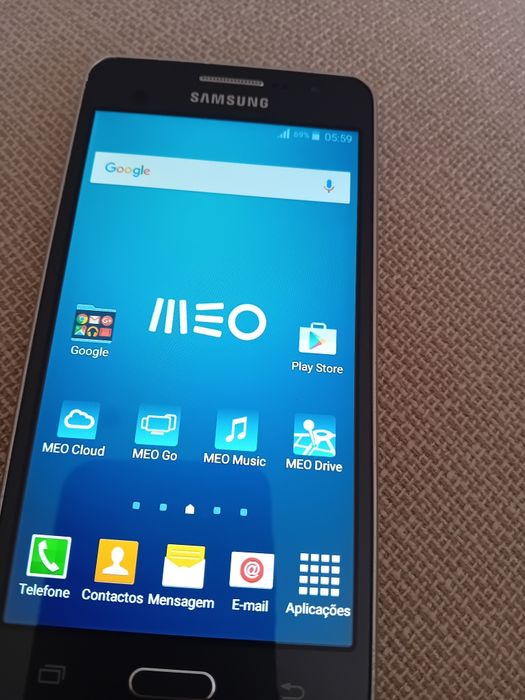 Telemóvel Samsung com carregador