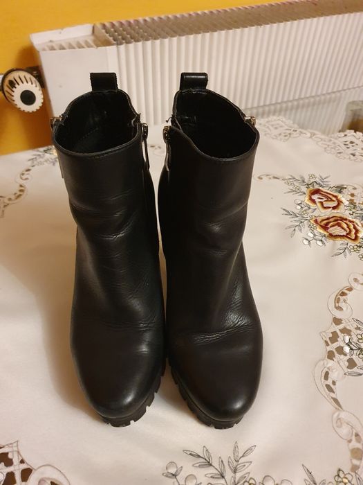 Czarne botki na platformie Lasocki 37