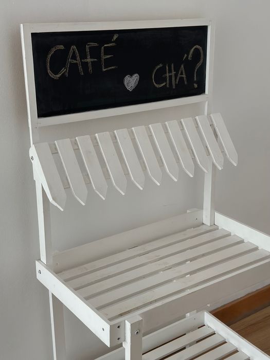 Móvel decoração com quadro em giz