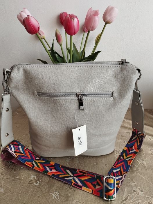 Nowa szara torebka z kolorowym paskiem  ze zdobieniami