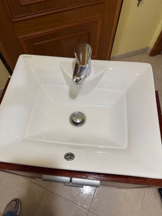 Lavatório com torneira