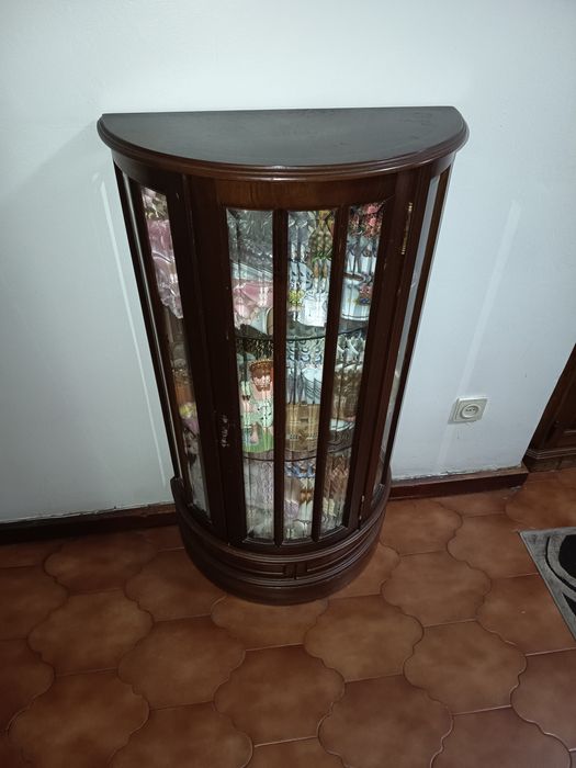 Vitrine em vidro e madeira