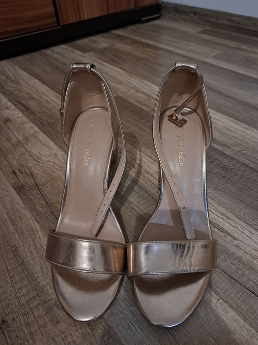 Buty na obcasie różowe złoto