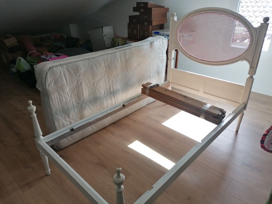 Cama vintage corpo e meio.