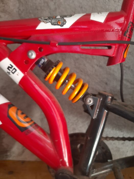 Bicicleta Criança até com suspensão à frente e a meio do quadro.