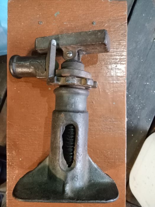 Домкрат винтовой У А З.