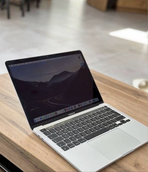 Macbook Pro 13 cali M1 2020 stan idealny