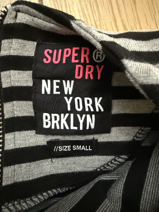Sukienka w paski Superdry S