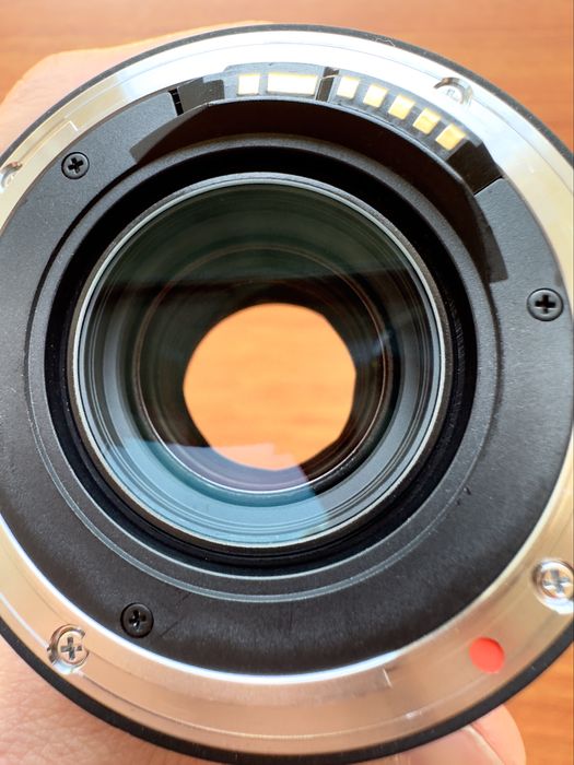 Canon EF. Sigma 105mm f/2.8 EX DG Macro
