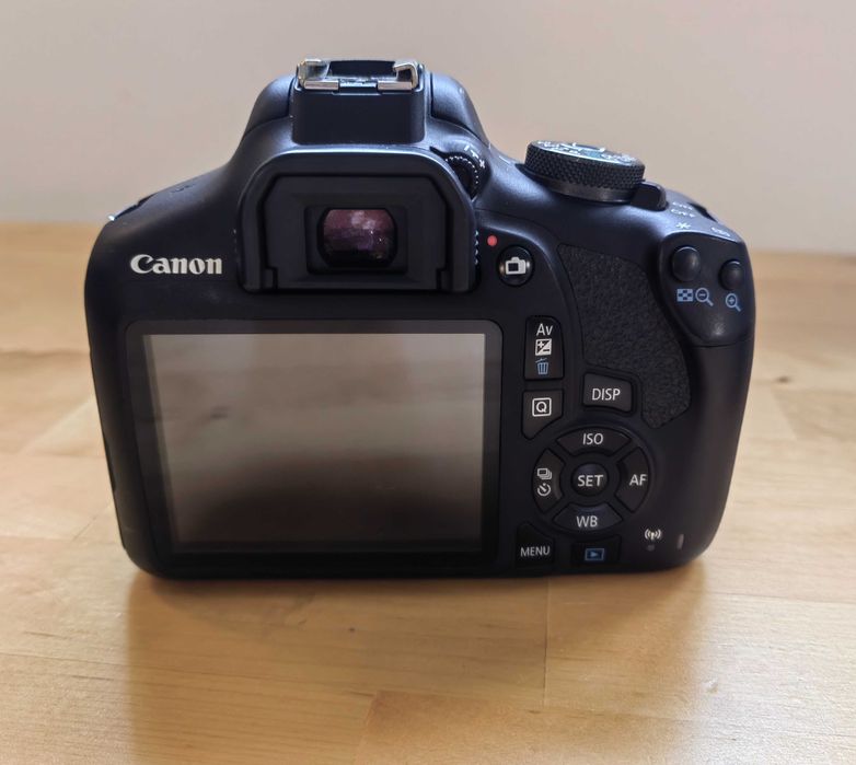 Câmara Canon 2000d + lente 24mm + 2 baterias + carregador