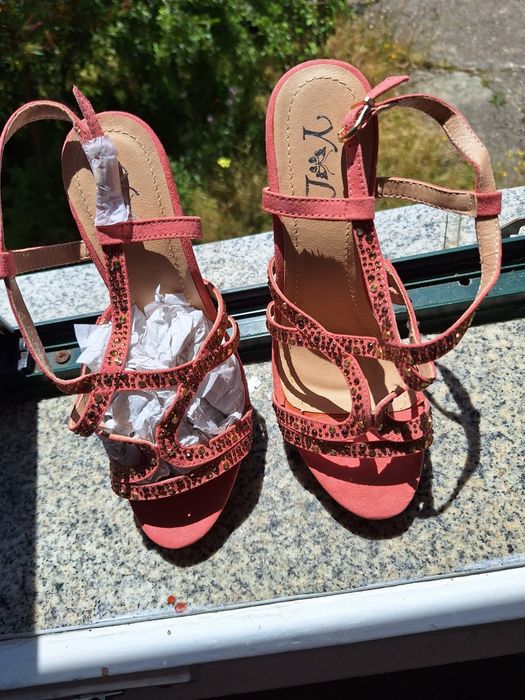 Sandalias novas de cunha