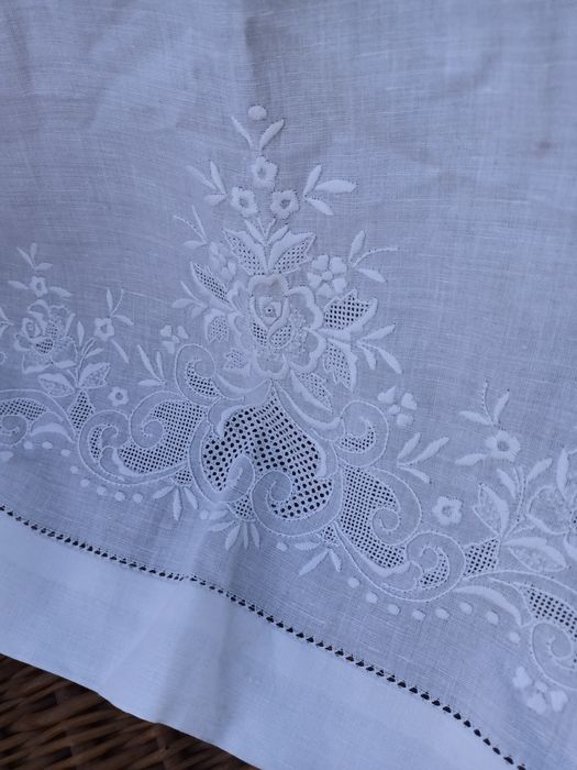 Belíssima cortina em linho bordado