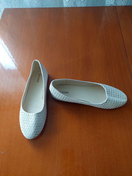 Жіноче взуття в відмінному станні