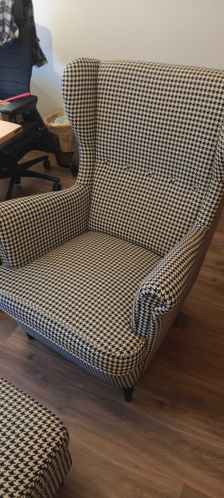 Poltrona com descanso de pes e 2 mesas de apoio