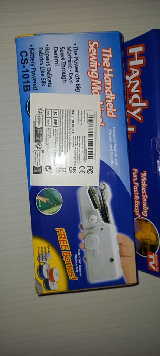 Maszyna do szycia ręczna.