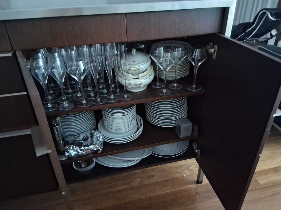 Aparador de design exclusivo em madeira maçica e aço