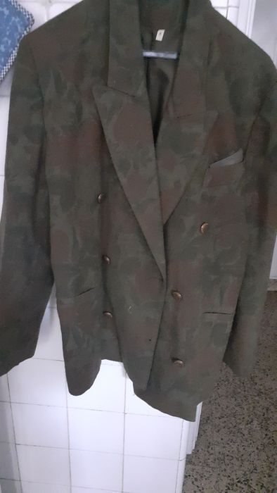 Blazer   em tons verde  escuro e bordeux de fazenda asertoado