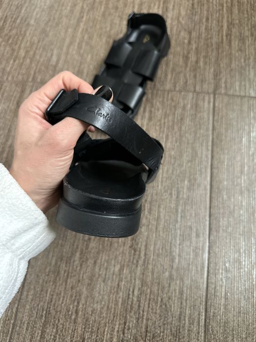 Сандалі Clarks 42 р шкіра(маломірять на 40 розмір)  26 см устілка