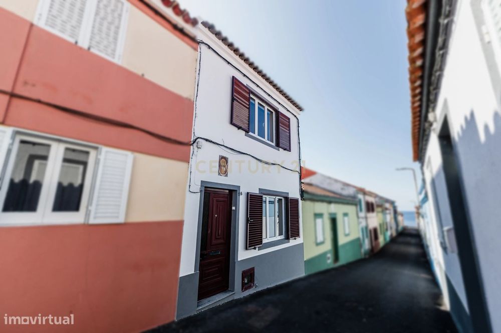 Moradia T3 com Terraço e Vista Mar em Santa Cruz, Lagoa