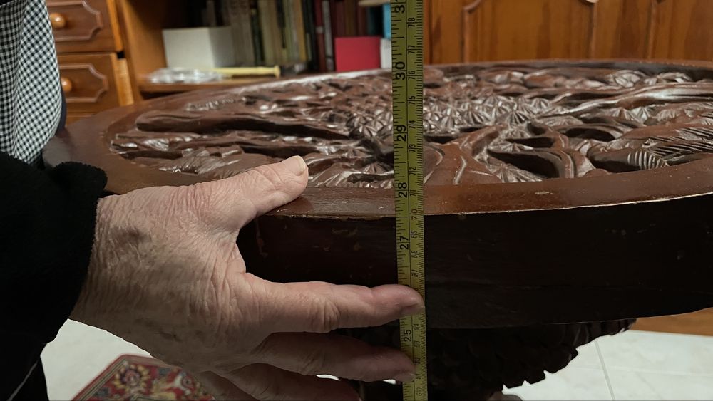 Mesa de madeira com escultura