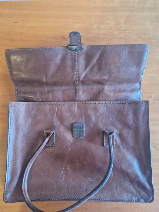 Pasta castanha em pele genuína.