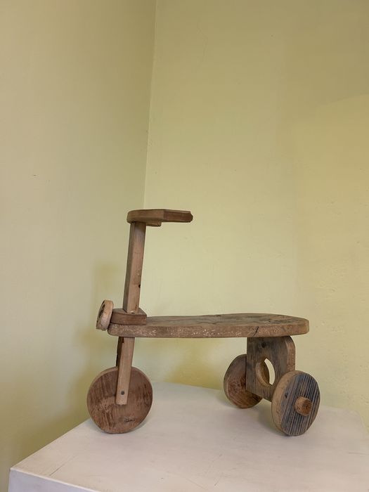 Drewniany rowerek, rekwizyt do sesji