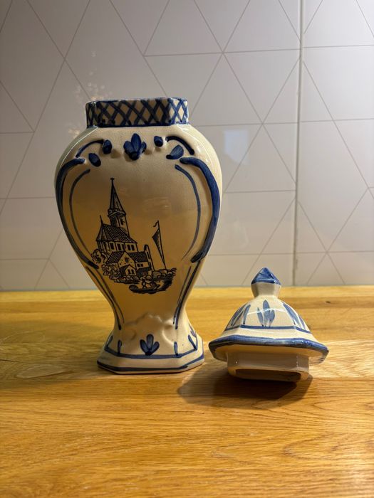 Zestaw holenderskich ręcznie malowanych wazonów