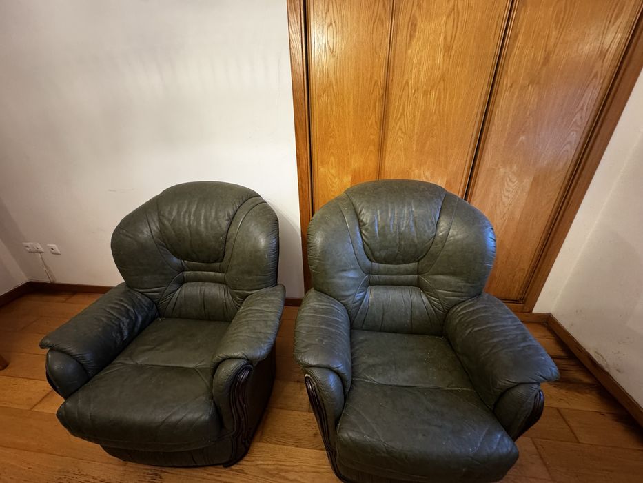 Conjunto de sofás verdes de pele usados