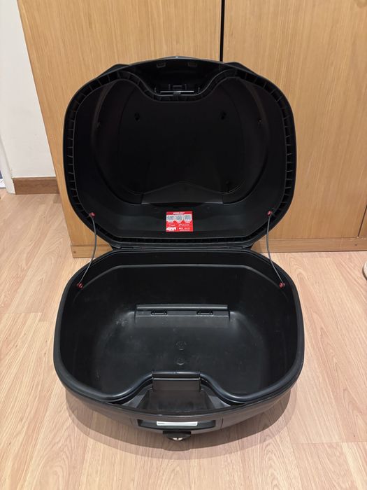 Top Case GIVI 32L com Suporte – Pronto a Montar e em Ótimo estado
