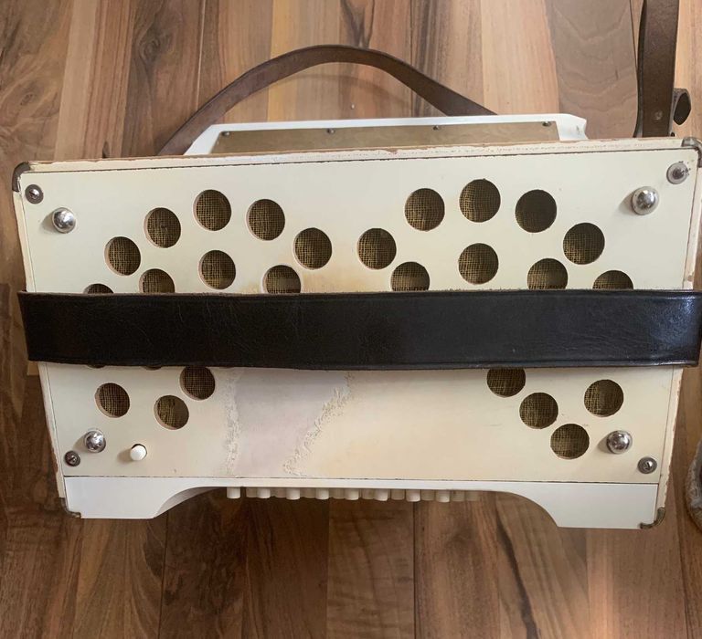 Bonito Acordeão Hohner à 3 voz, todo funcional, muito bem conservado