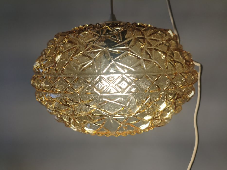 3× żyrandol PRL – lampa wisząca, bursztynowe szkło prasowane, vintage