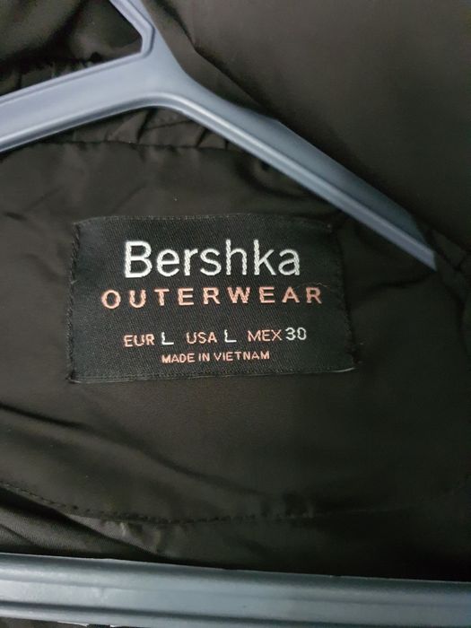 Casaco preto penas bershka