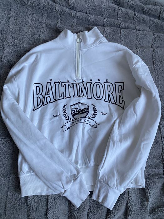 Bluza w kolorze białym z napisem Baltimore. Rozpinana do dekoltu…………..